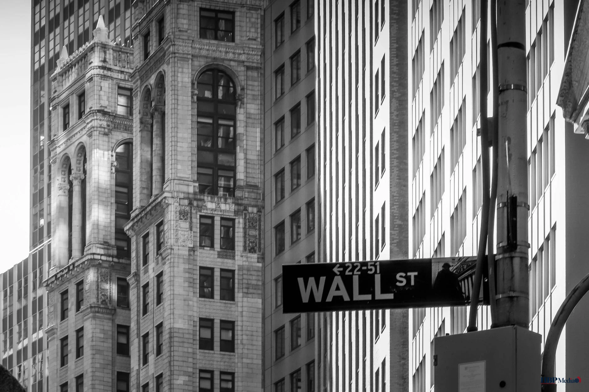 Beurskoersen op schermen in New York tijdens de handelsdag op 27 maart 2026.