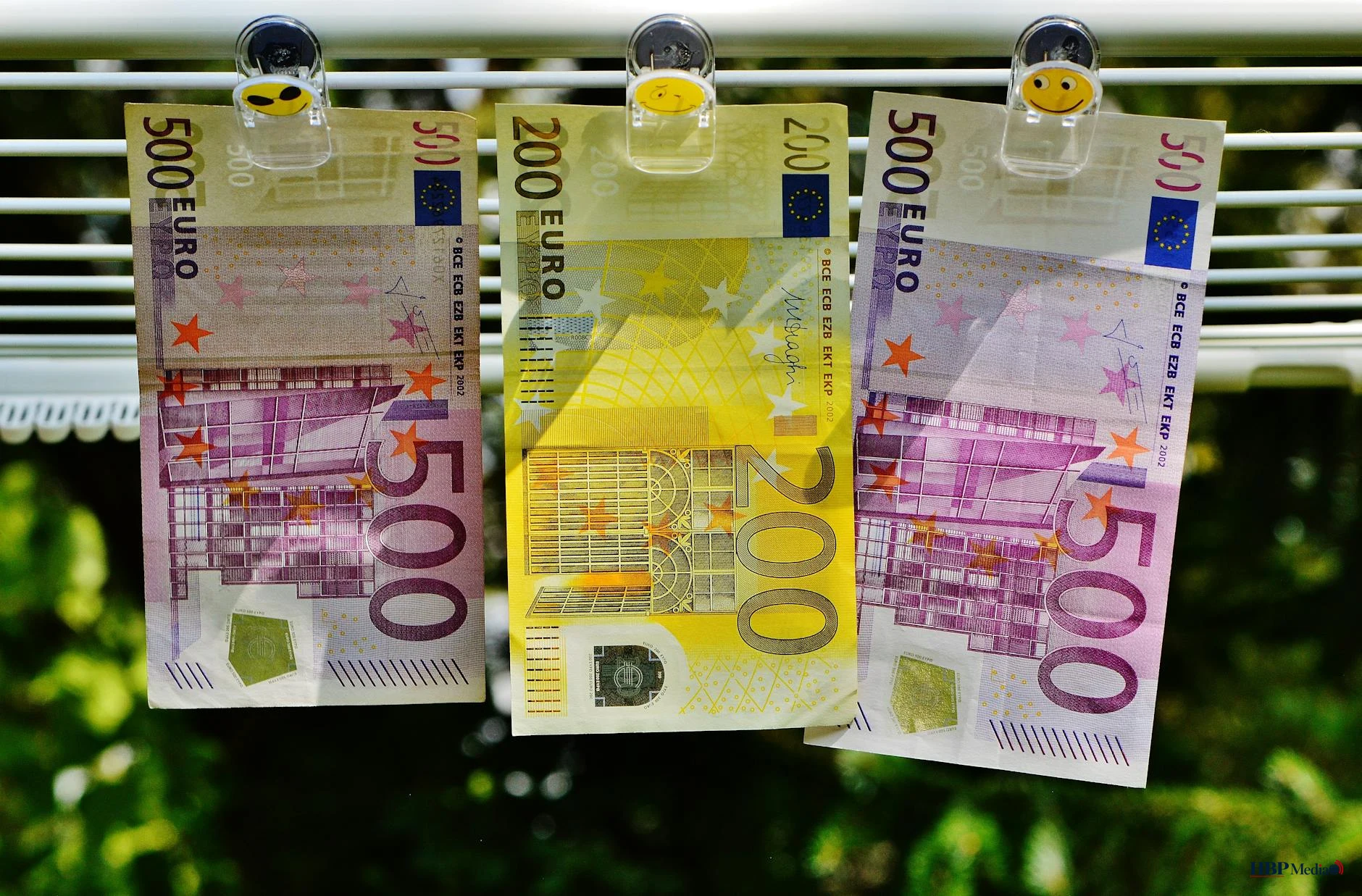 In beslag genomen luxe goederen en contant geld als symbool voor de aanpak van crimineel vermogen