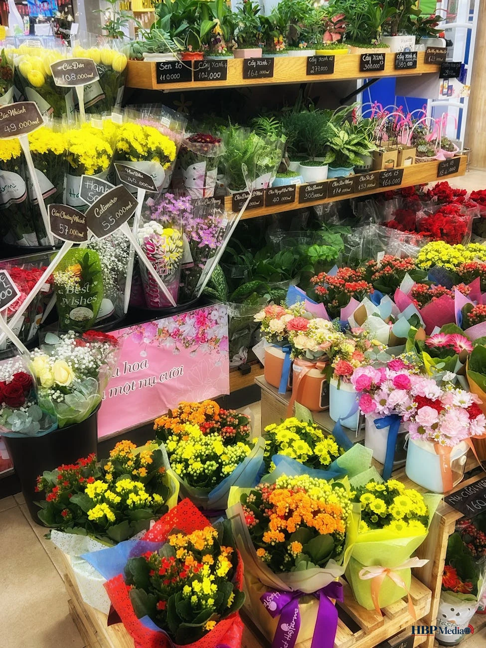 Kleurrijke snijbloemen bij een bloemist die te maken krijgt met de btw-verhoging.