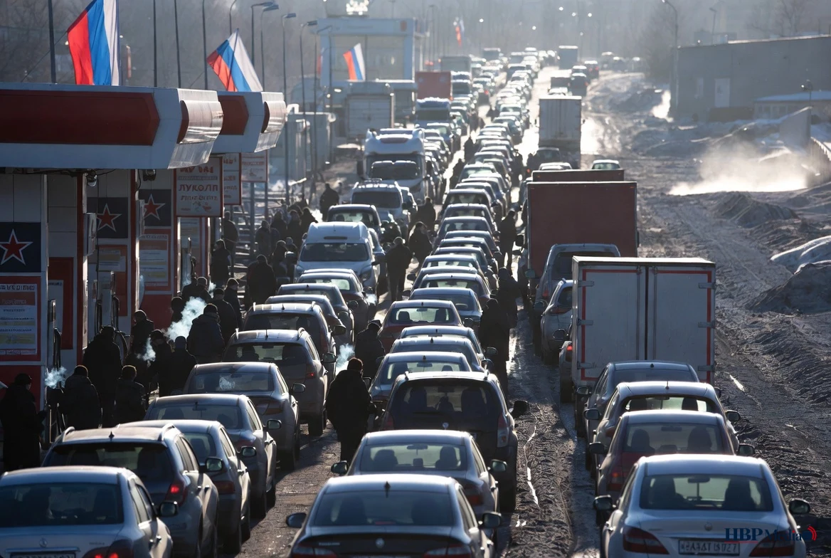 Lange wachtrij bij een Russisch tankstation door brandstoftekort