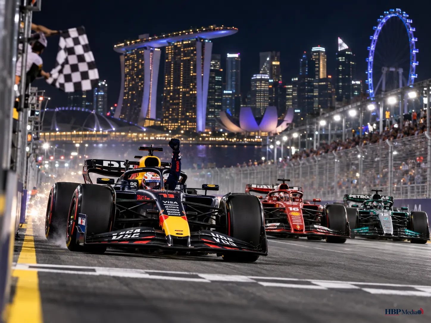 Max Verstappen wint met zijn Red Bull de Grand Prix van Singapore 2026 voor Charles Leclerc en Kimi Antonelli.