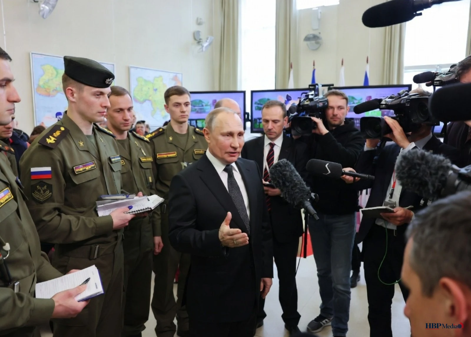 Vladimir Poetin spreekt met militaire verslaggevers over de situatie in Oekraïne.
