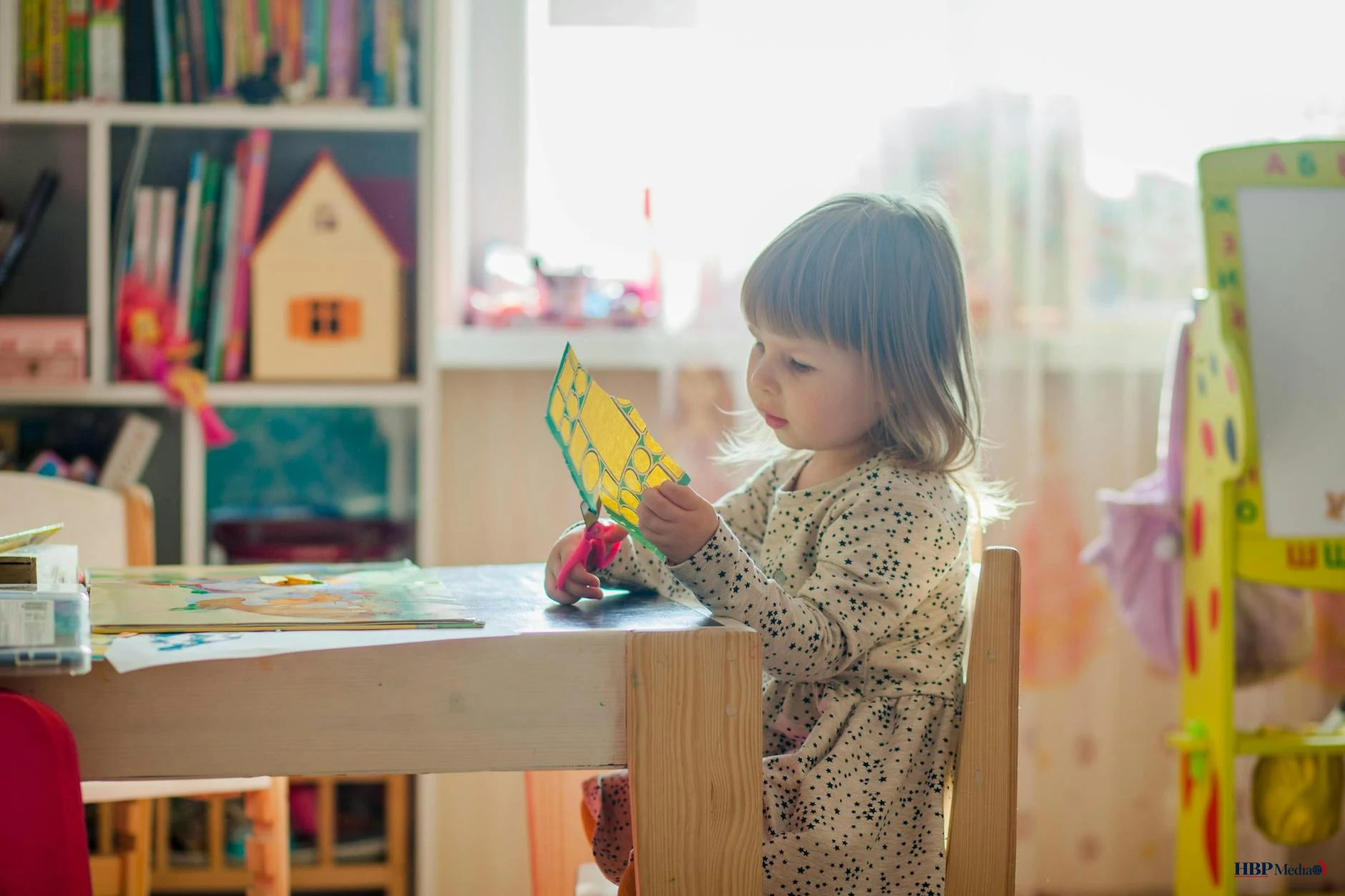 Pedagogisch medewerkers aan het werk in de kinderopvang tijdens drukke werkdag