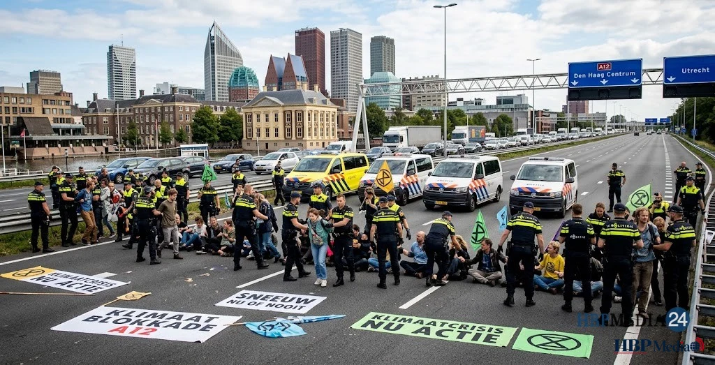 Politieagenten sturen klimaatdemonstranten weg bij een blokkade op