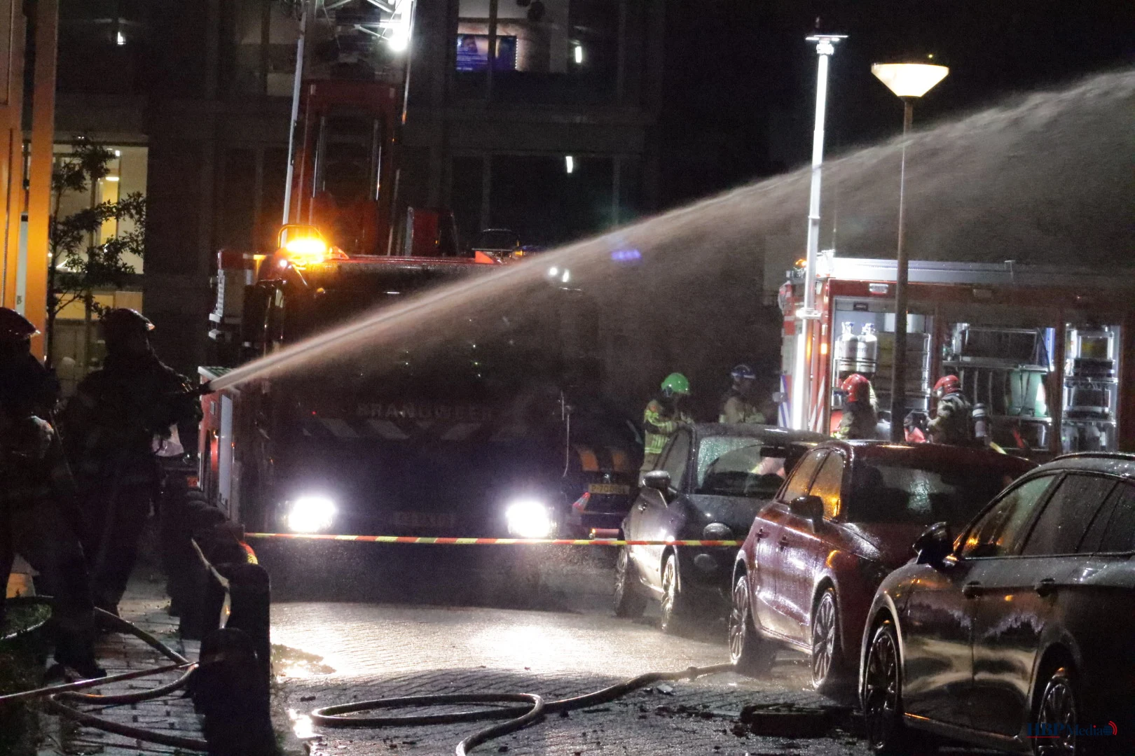 Hulpdiensten bij flat aan de Osdorper Ban na explosie en brand