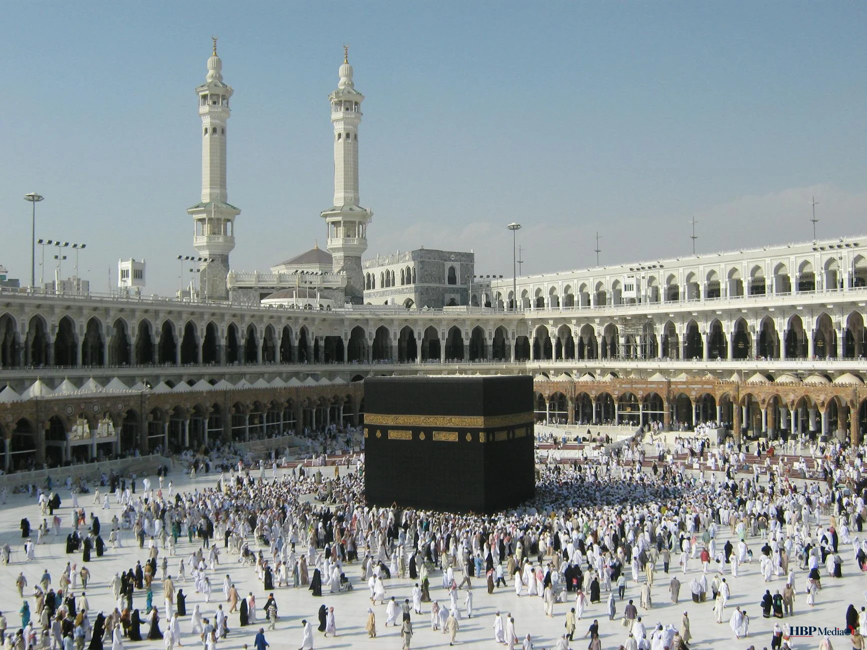 Moslimpelgrims verzamelen zich bij de Grote Moskee in Mekka voor de Hajj tijdens regionale spanningen.