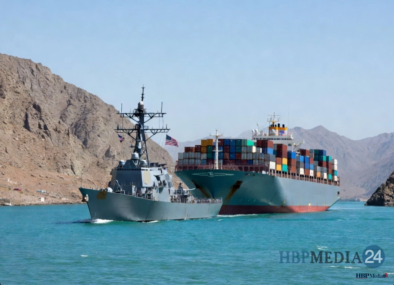 Amerikaans marineschip escorteert commercieel vrachtschip nabij de Straat van Hormuz.
