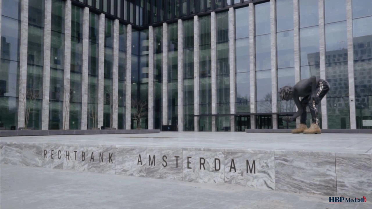 Rechtbank Amsterdam spreekt vonnis uit in strafzaak over afpersing met hamer en geweld tegen politieagent.