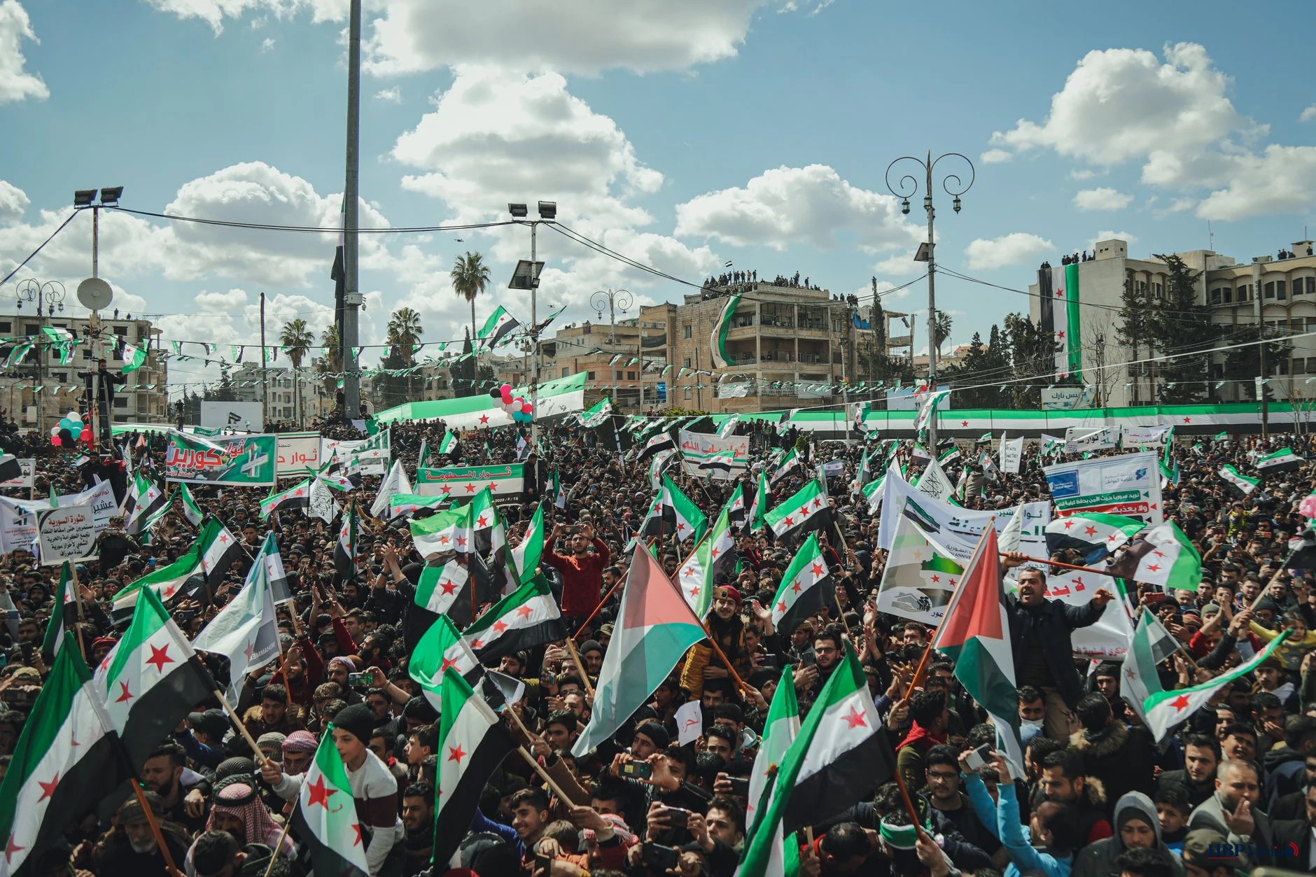 crowd with palestinian flags protesting