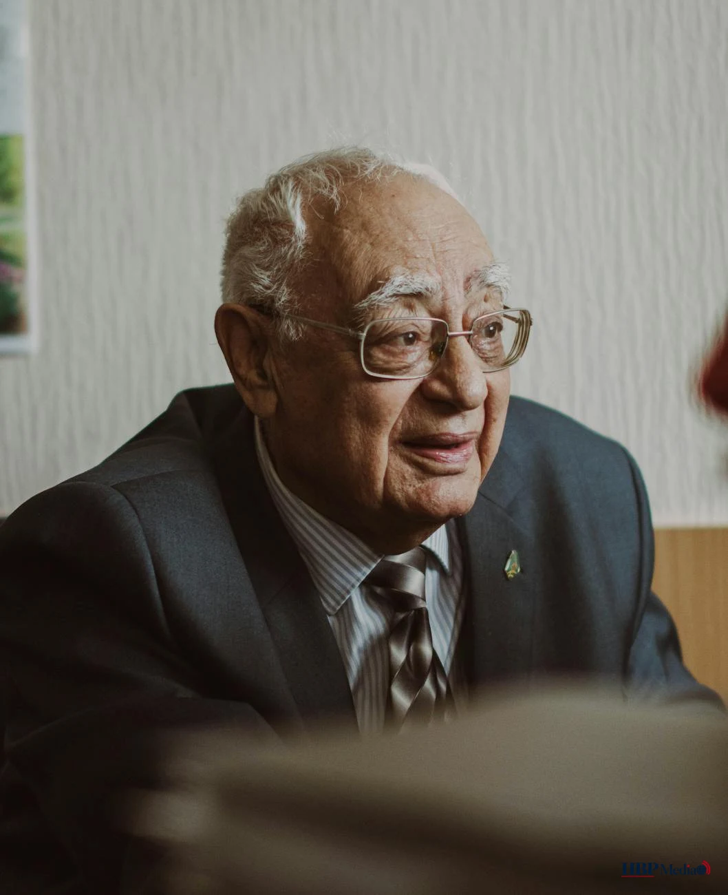 Warren Buffett spreekt over de economische risico's van de Amerikaanse dollar tijdens een bijeenkomst