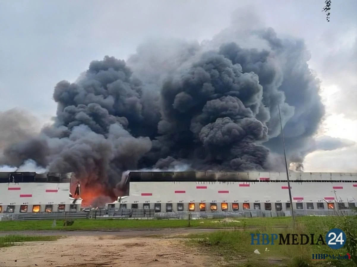 Zwarte rook boven het Wildberries-sorteercentrum bij Rjazan na een droneaanval