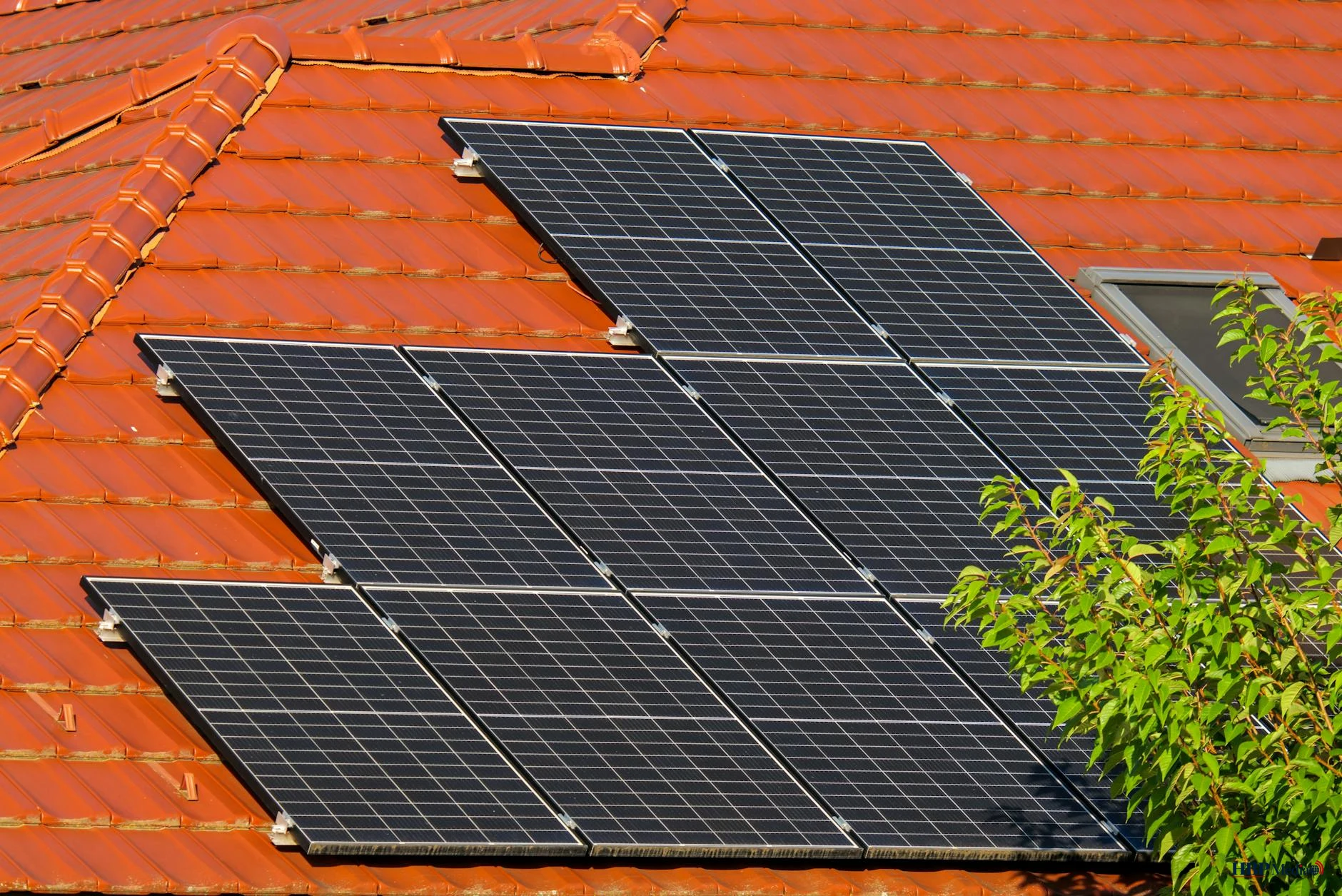 Zonnepanelen op een woning tijdens een zonnige dag met wisselende stroomprijzen.