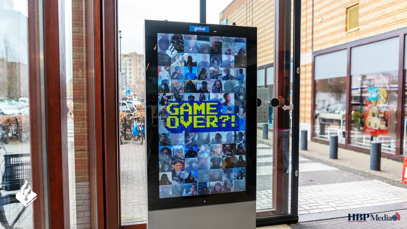 Bewakingsbeeld van een Game Over verdachte die geld opneemt bij een pinautomaat.