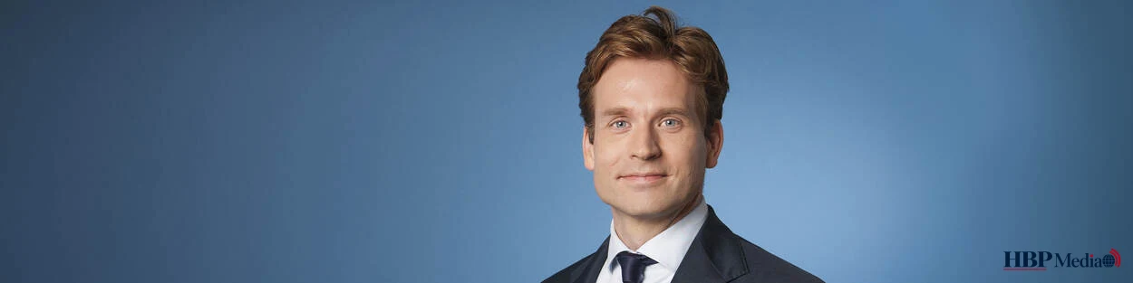 Minister Vincent Karremans presenteert de handhavingsrapportage luchthavens 2025 aan de Tweede Kamer.