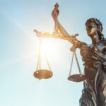 Rechtershamer en wetboek op tafel in een Nederlandse rechtbankzaal