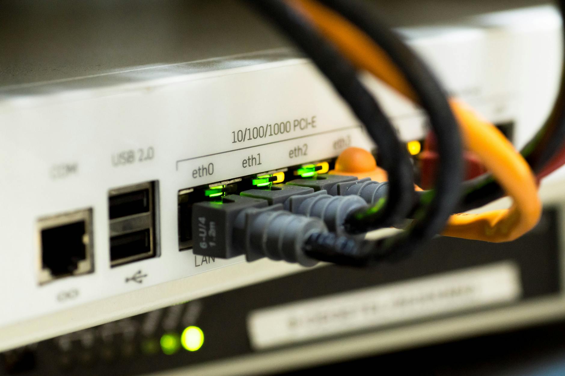 De Gehackte Waarheid: Hoe het Internet Zijn Ziel Verloor aan Complotdenkers