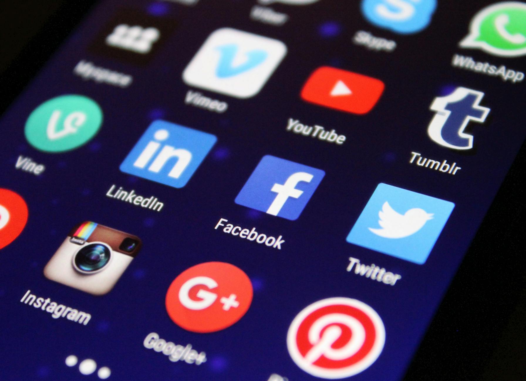 De Schaduwzijde van het Scherm – Hoe sociale media ons collectieve verstand ondermijnen