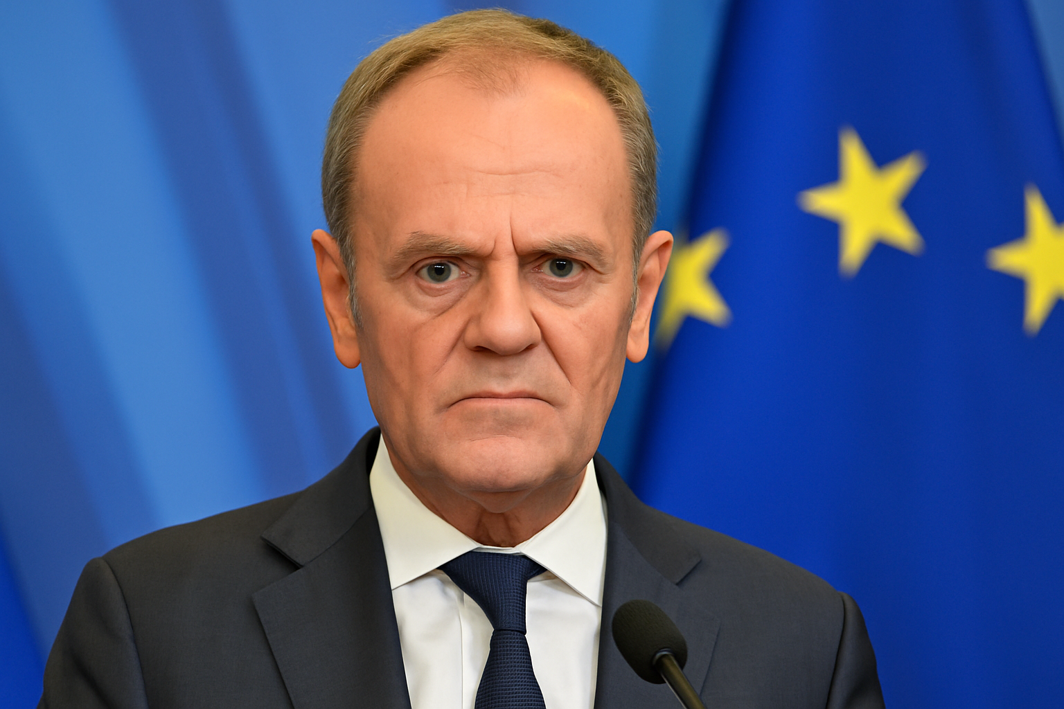 Portret van Donald Tusk tijdens een persmoment