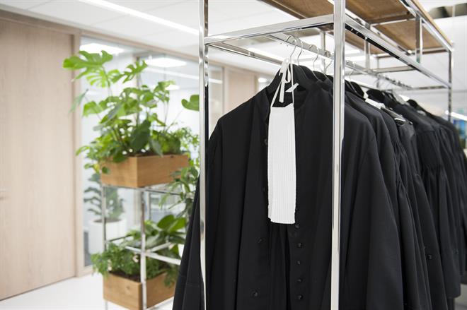 Rechtbankverslag over veroordeling na fatale klap tijdens Koningsnacht op Urk.