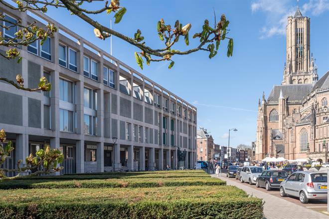 Politie en afzetlint bij plaats delict in Arnhem na zware mishandeling