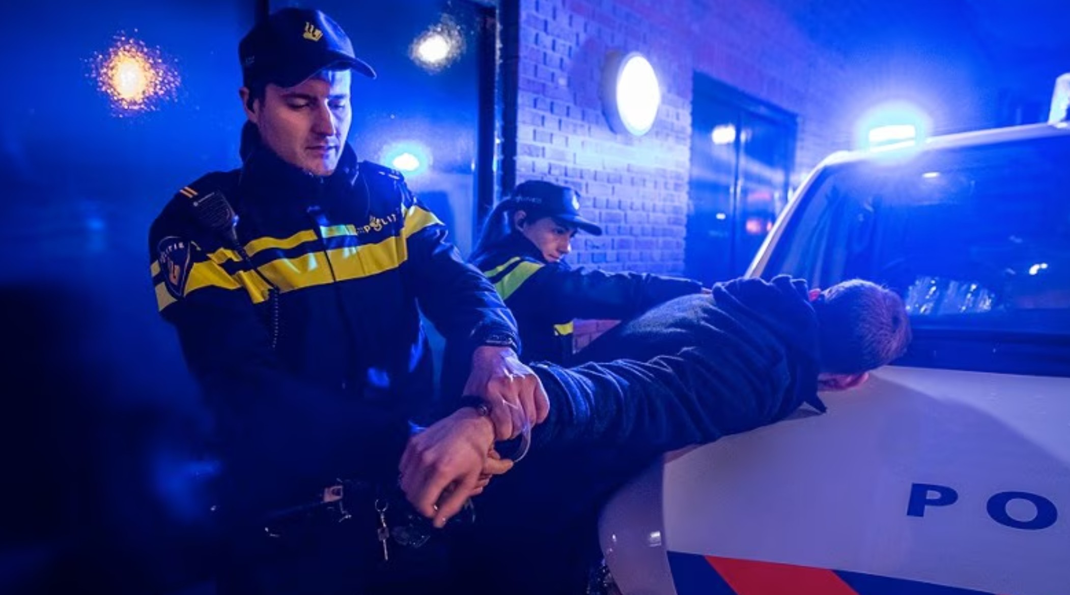 Politieauto en agenten tijdens nachtelijke inzet