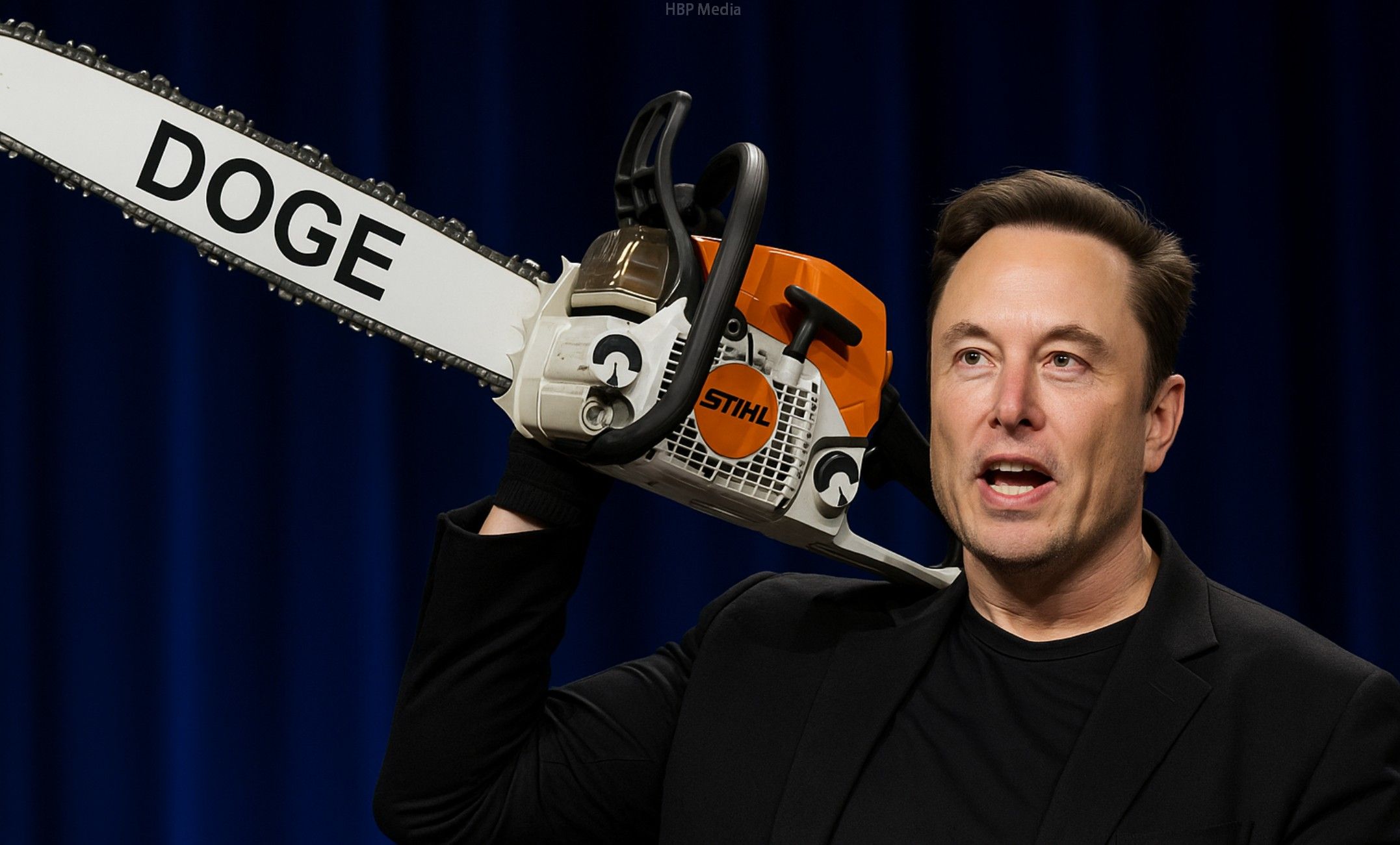 Elon Musk houdt een kettingzaag met de tekst DOGE omhoog tijdens een evenement.