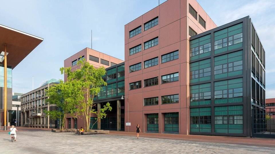 Politiebusje bij rechtbank in Leeuwarden tijdens zitting tegen verdachte uit Drachten wegens seksueel misbruik