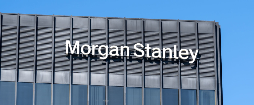 Gevel van een groot internationaal bankgebouw met het logo van Morgan Stanley