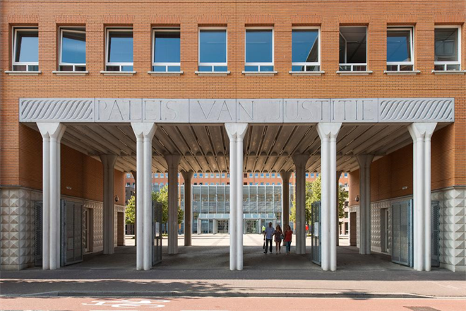 Kippenstal in Venray waar dodelijk bedrijfsongeval met een verreiker plaatsvond.