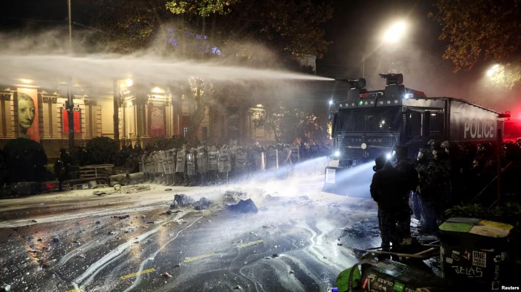 Georgische politie inzet traangas en waterkanonnen tijdens protesten in Tbilisi