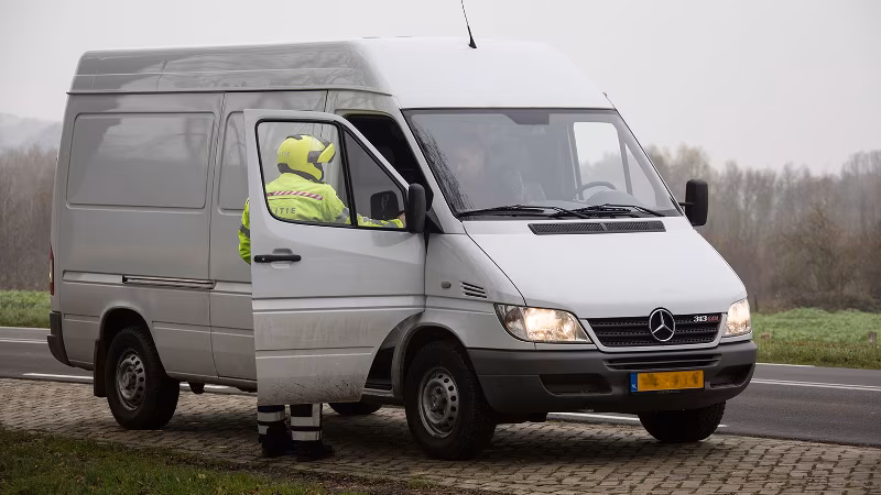 Politiewagen bij in beslag genomen illegaal vuurwerk in Purmerend