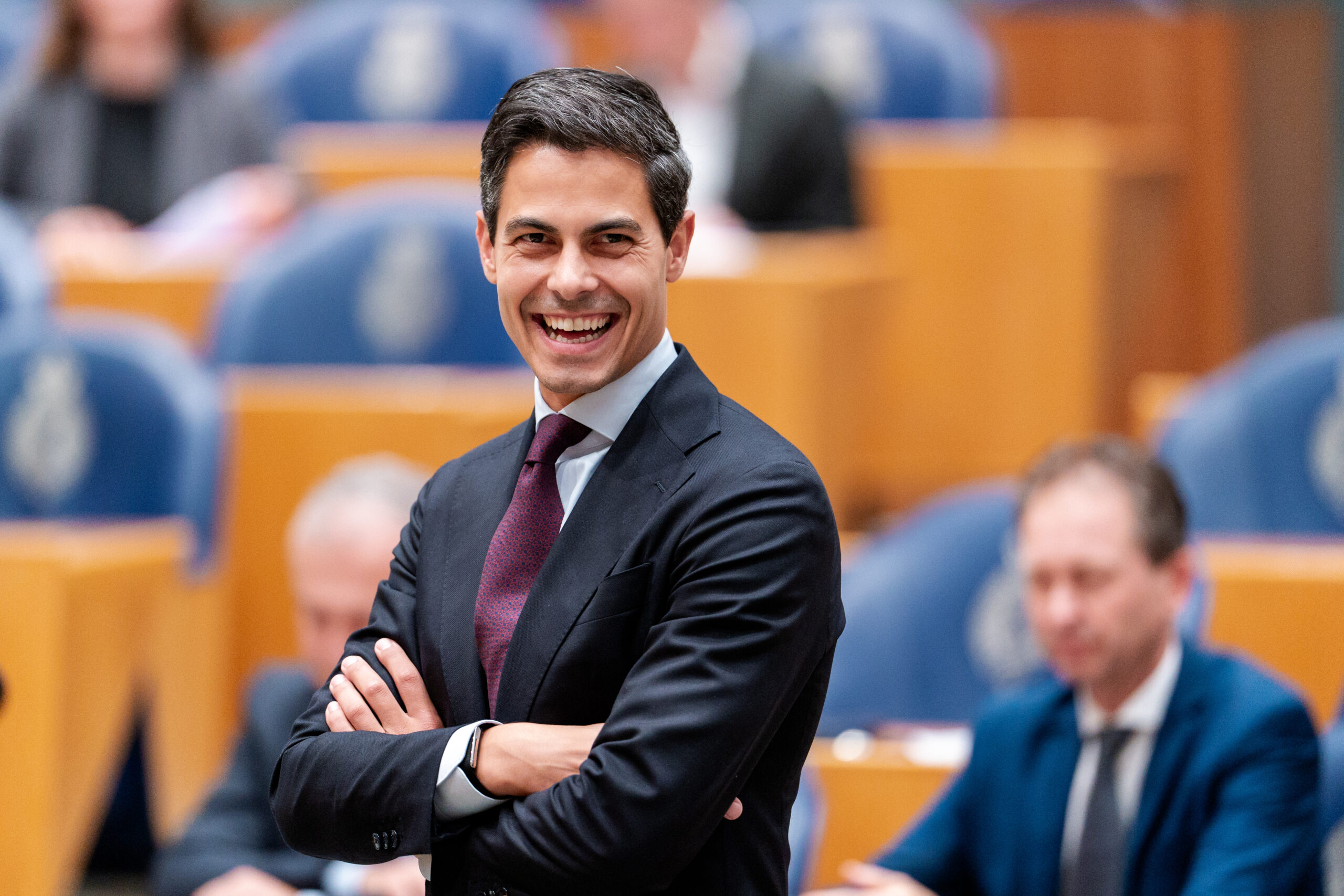 Portret van Rob Jetten tegenover VVD-, JA21- en CDA-logo’s.