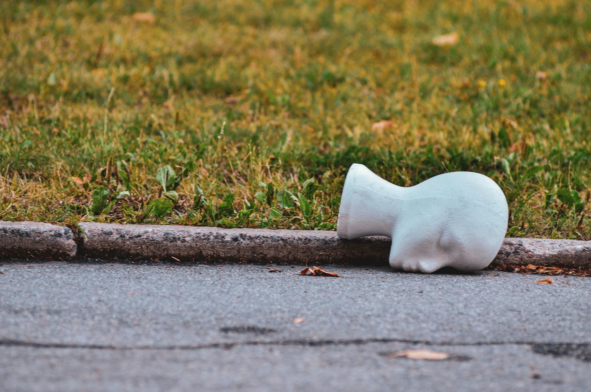 Kapotte bloemenvaas op de grond in een supermarkt