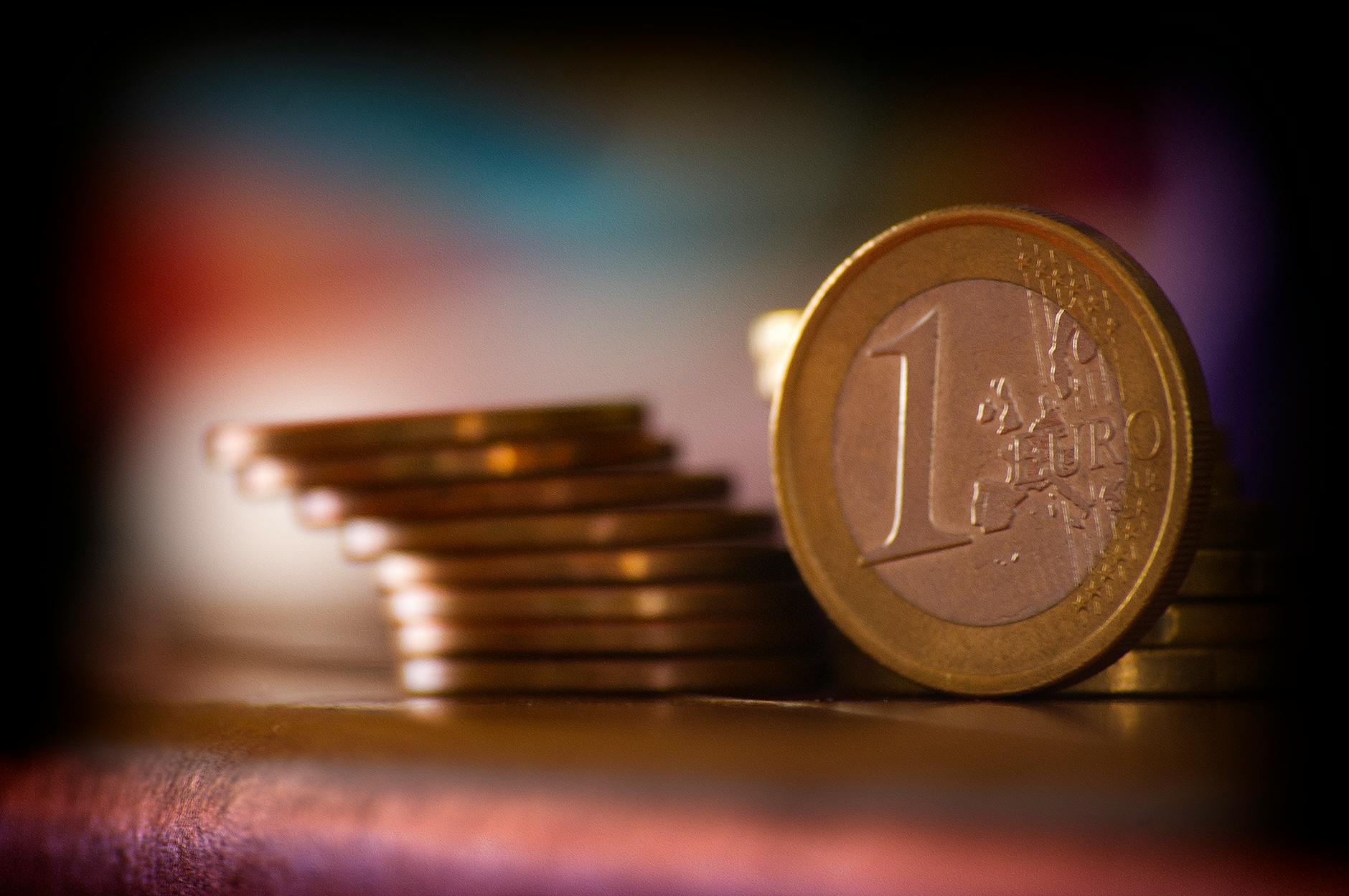 Illustratie van digitale euro als nieuw Europees betaalmiddel naast contant geld