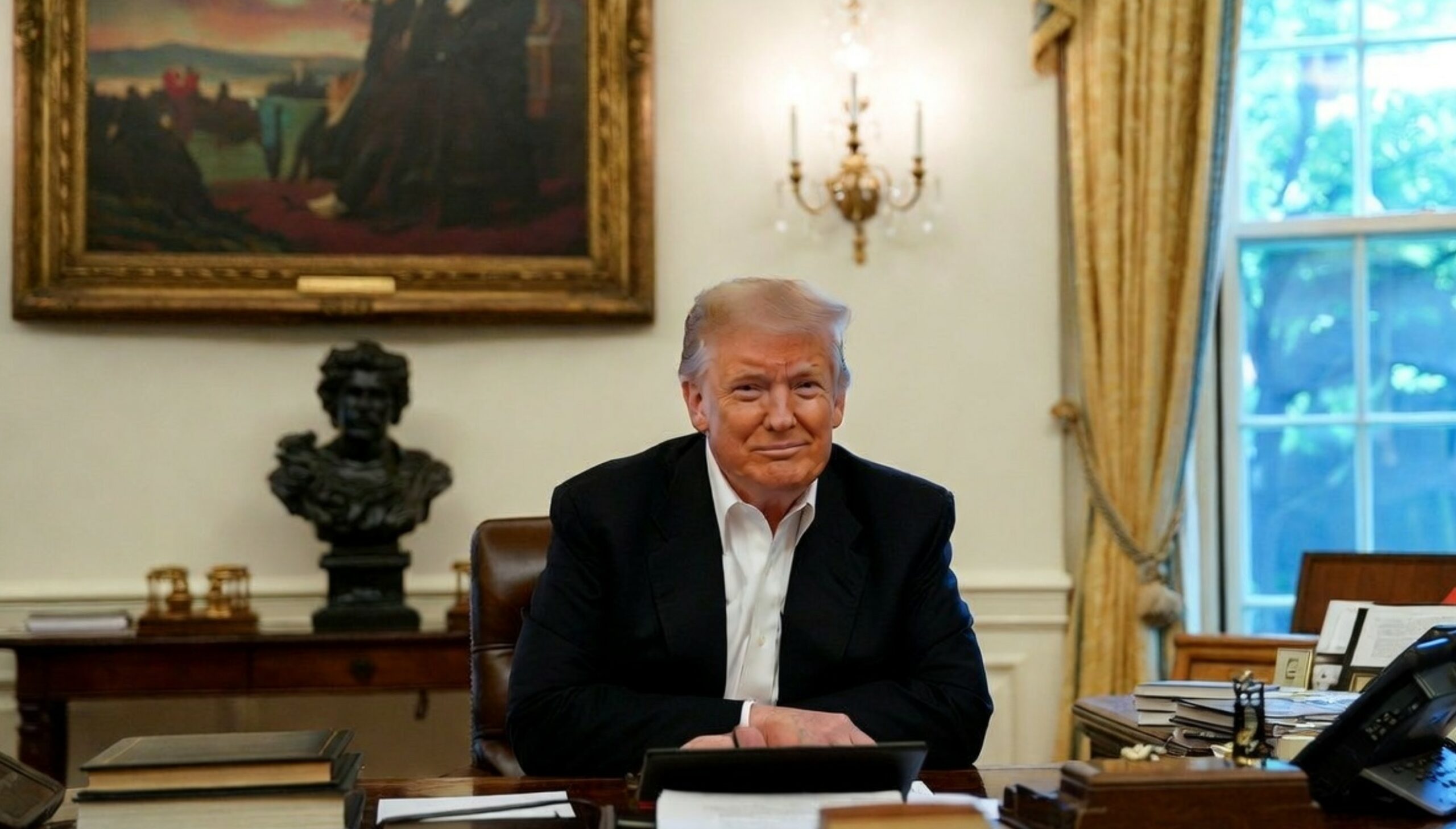 Foto van Trump die gratie verleent aan vastgoedontwikkelaar Tim Leiweke