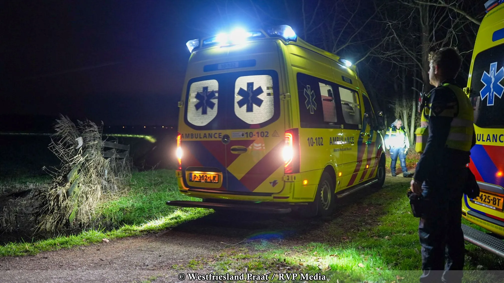 Hulpdiensten bij vuurwerkongeval in parkje aan de Heemraad Witweg in Oostwoud