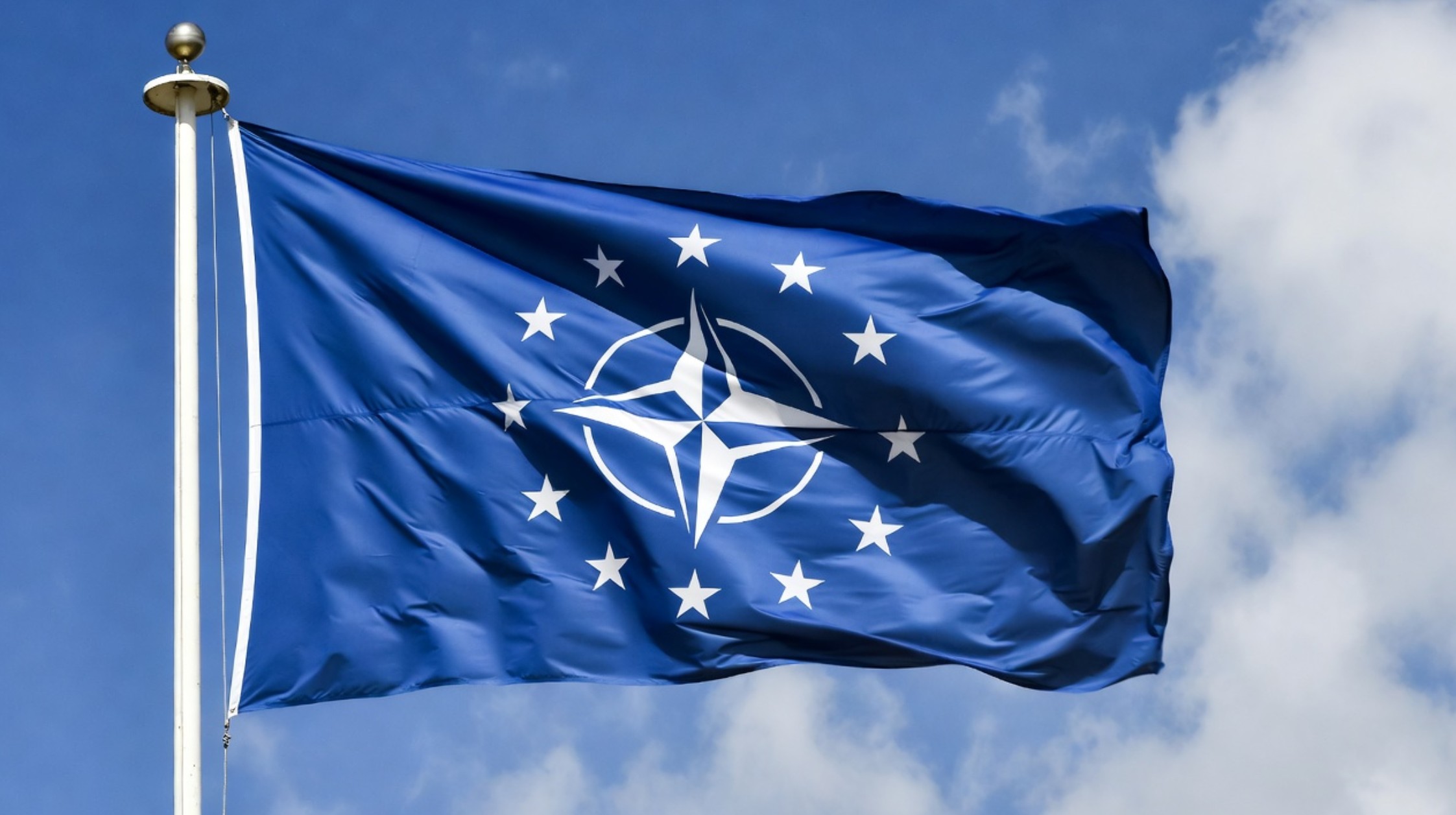 NAVO-vlaggen bij overleg over Europese en Canadese defensiesamenwerking zonder Verenigde Staten