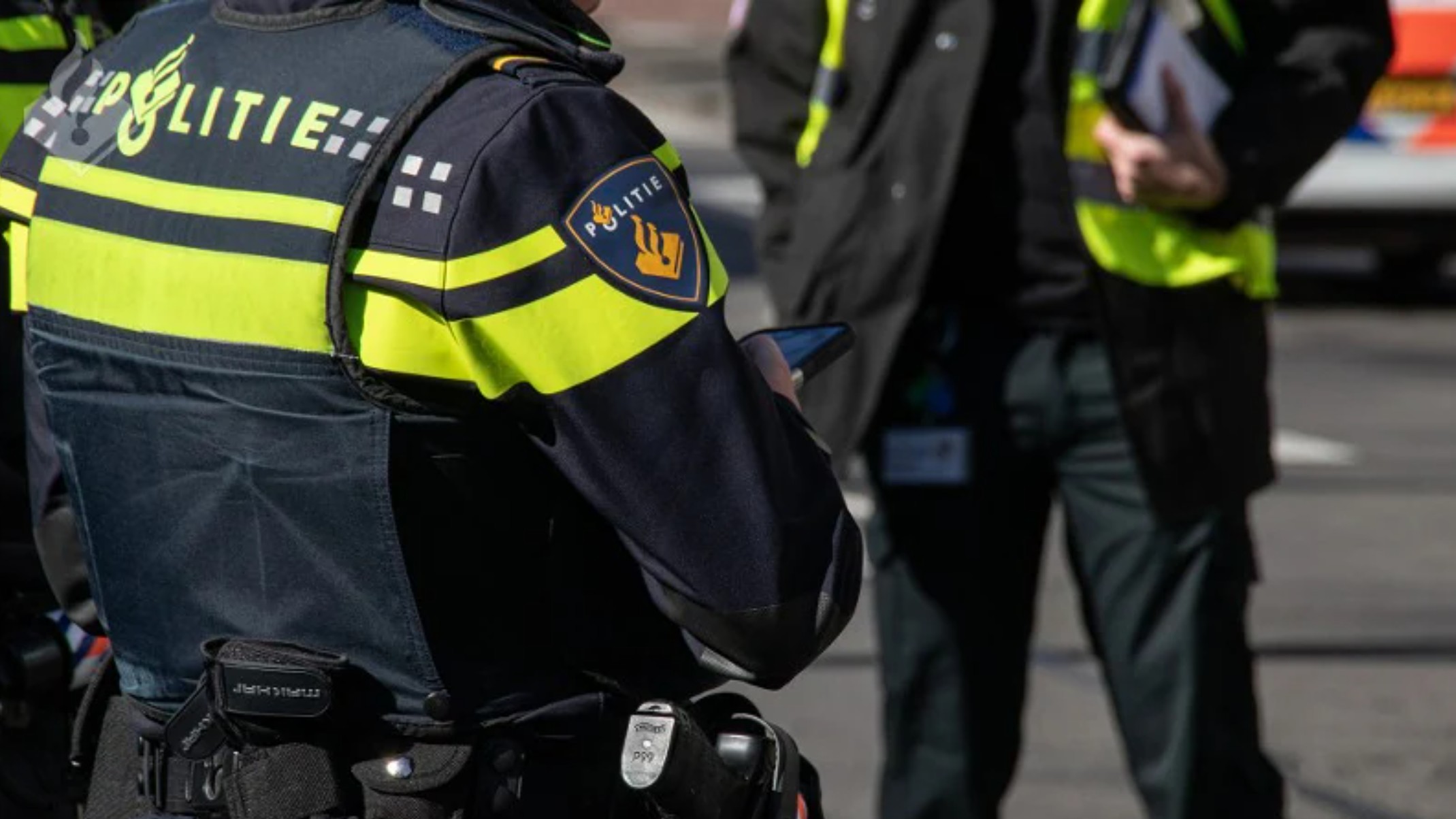 Politieagenten van het EVA-team Den Haag tijdens een aanhouding van een voortvluchtige veroordeelde