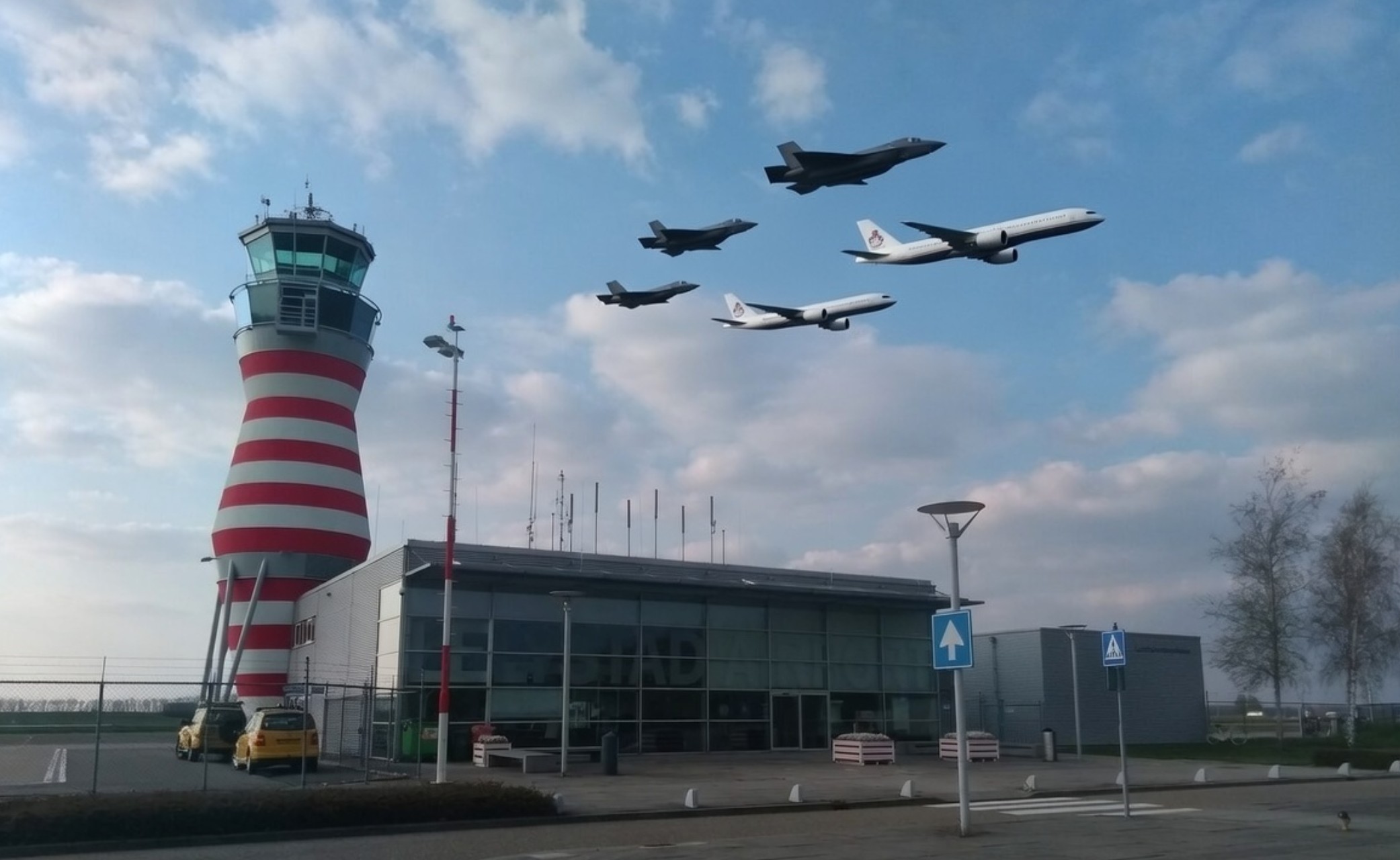 Luchtfoto van Lelystad Airport met start- en landingsbaan