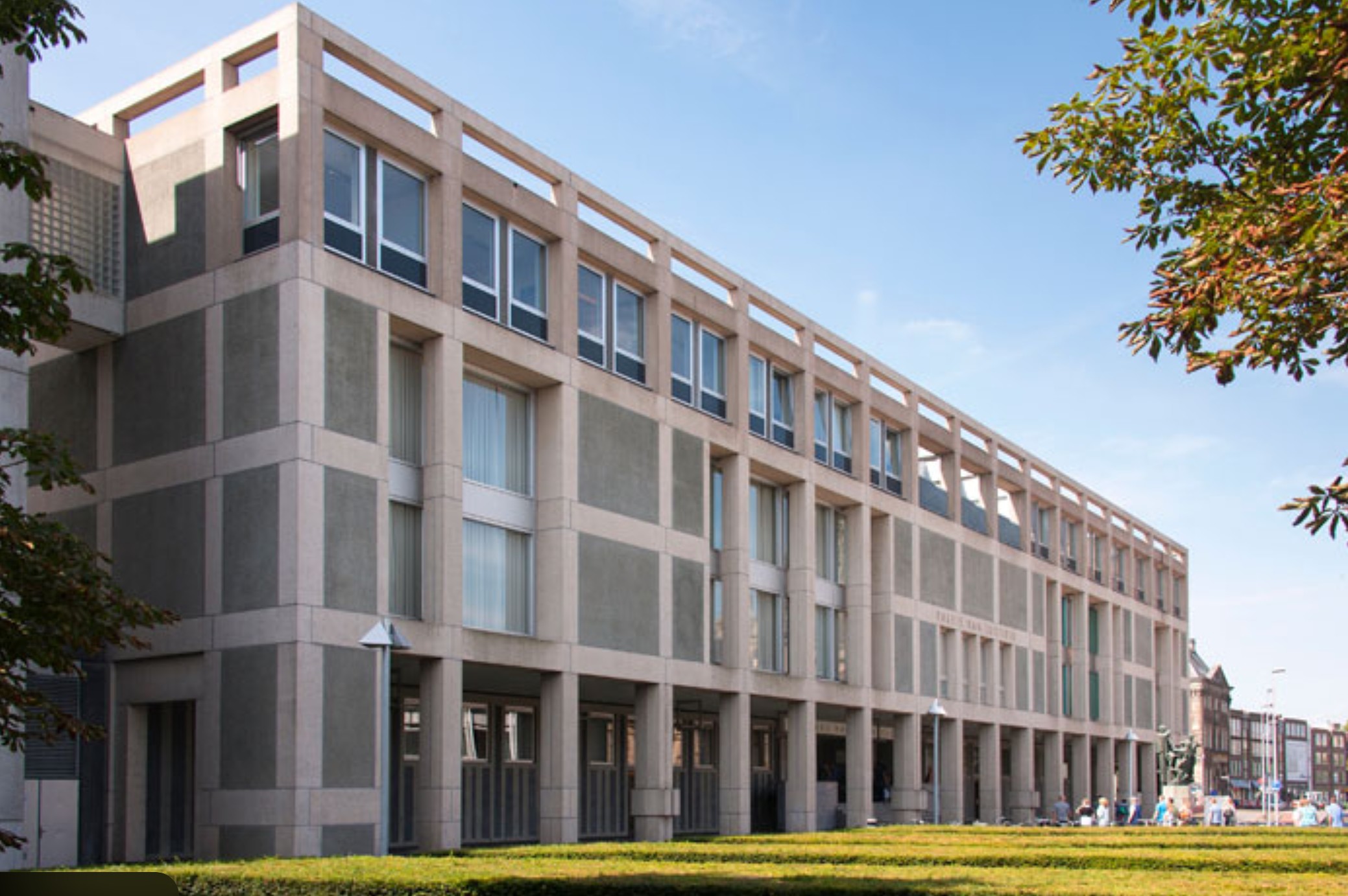Hamer van de rechter op een wetboek in de rechtbank Gelderland.