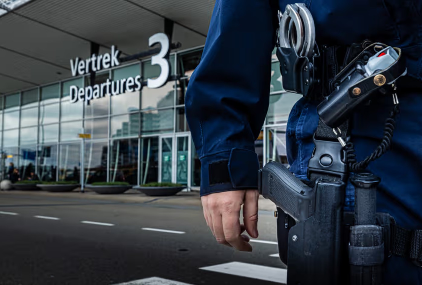 Stefan P. in de kraag geslagen door Koninklijke Marechaussee na uitlevering op Schiphol