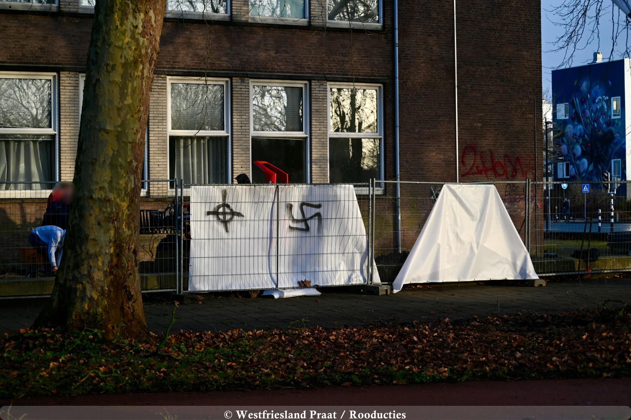 Hekken rond het AZC in de Johan Postkazerne in Hoorn waar bekladding is ontdekt