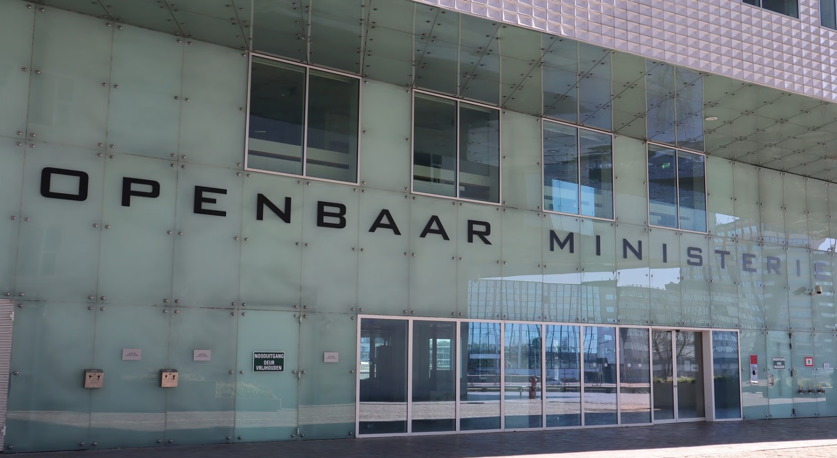 Politie en rechtbank in Nederland tijdens een strafzaak over geweldsdelicten