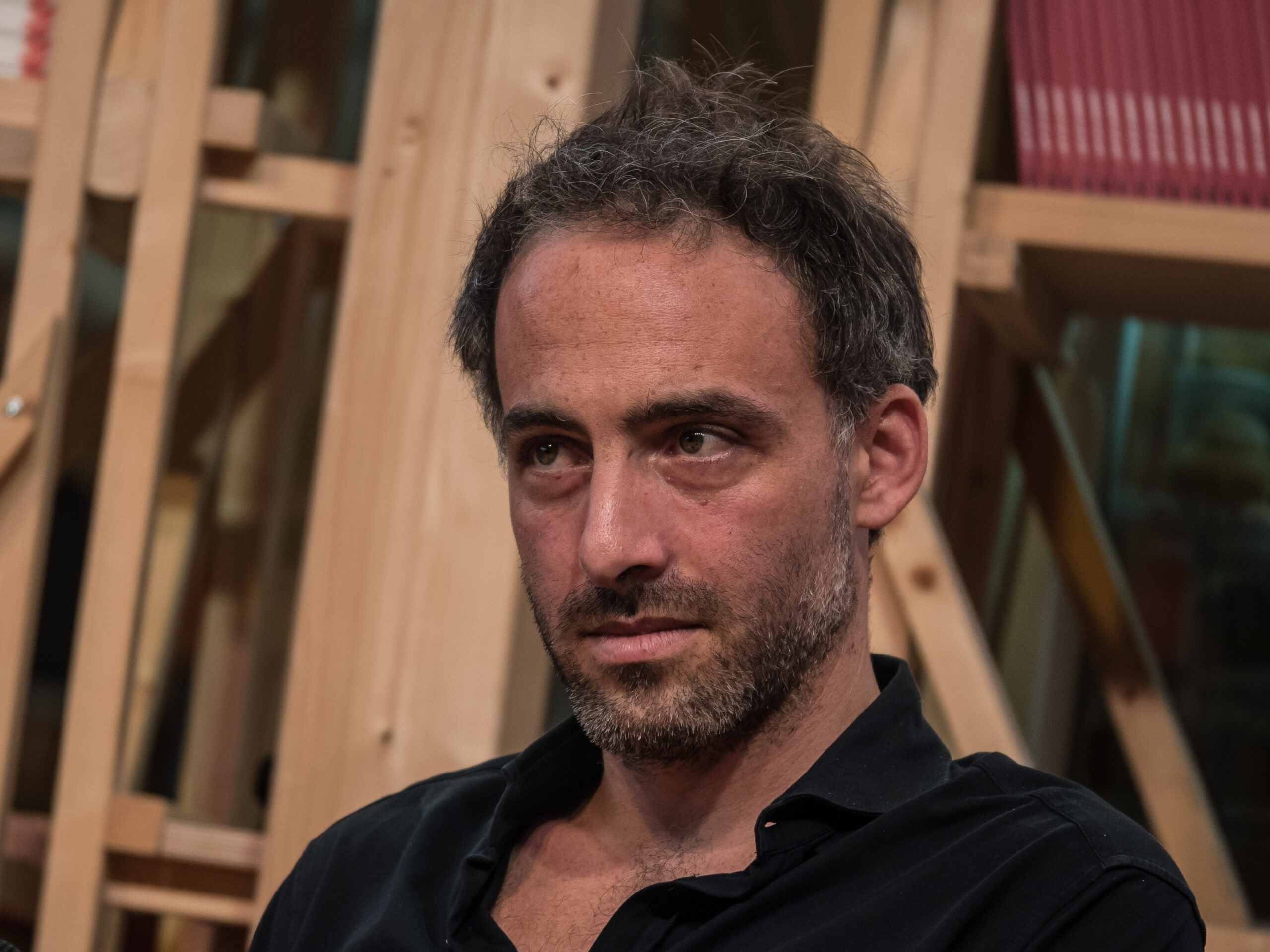 Raphael Glucksmann tijdens een televisie-interview over de relatie tussen Frankrijk en de Verenigde Staten