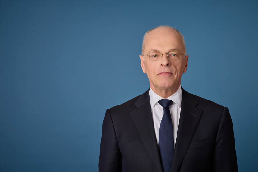 Minister Jan Anthonie Bruijn tijdens debat over volksgezondheid in de Tweede Kamer