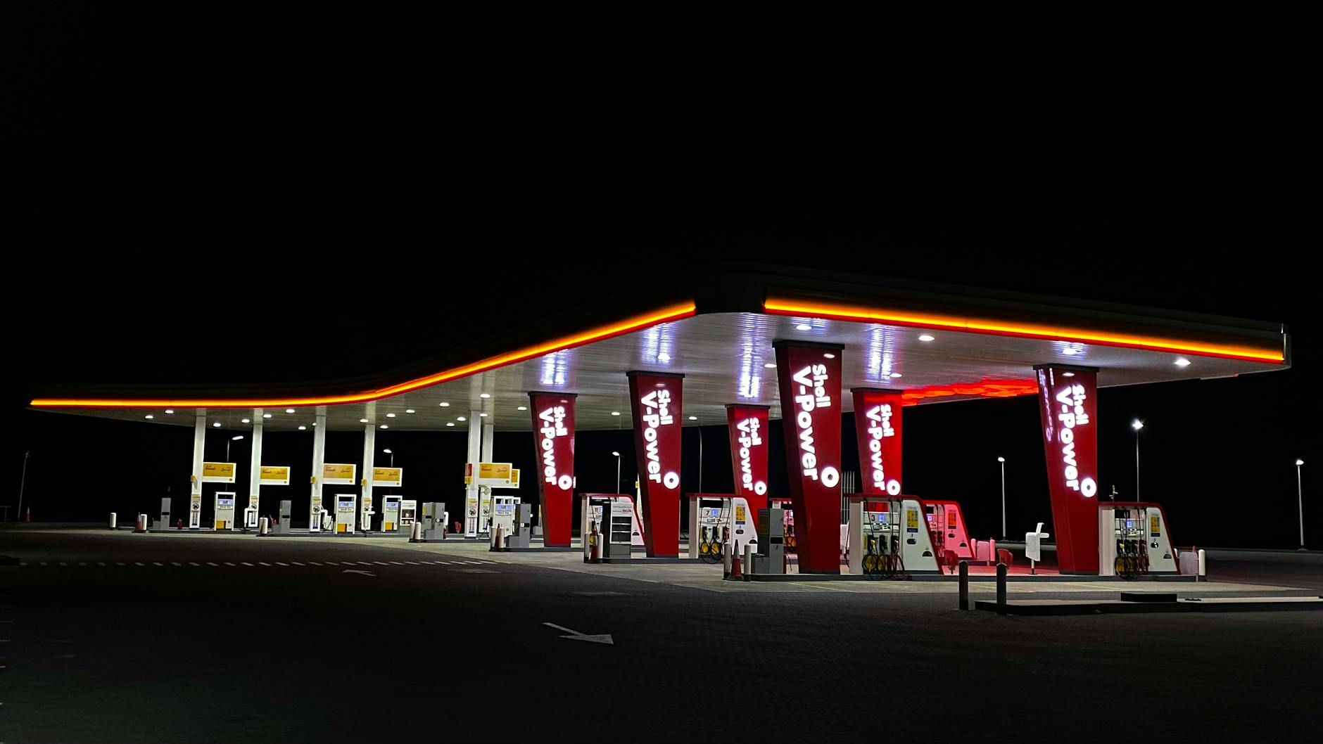 Prijsbord bij Nederlands tankstation met hoge benzine- en dieselprijzen
