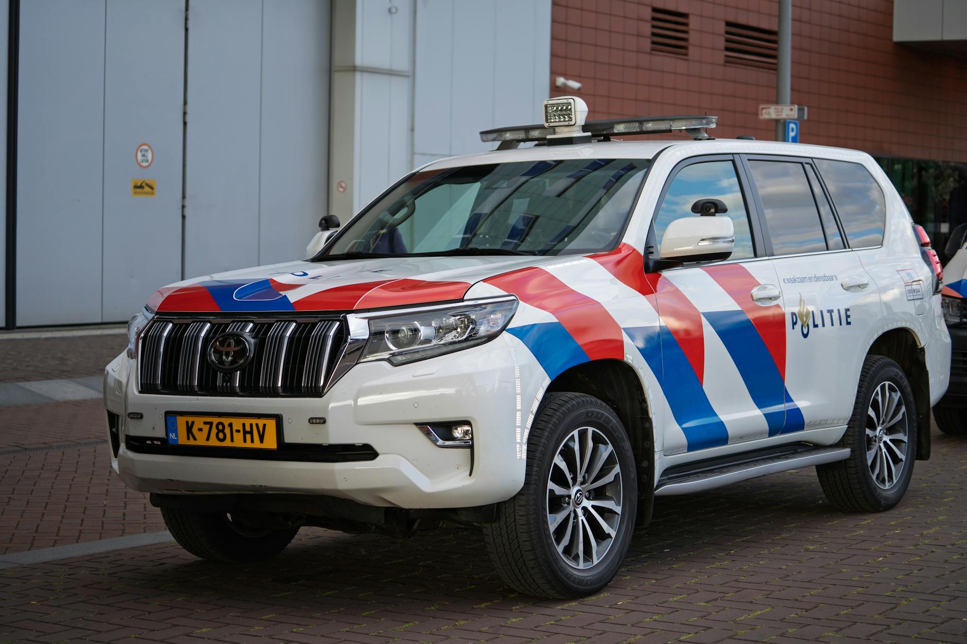 Politie voert inval uit in onderzoek naar productie en handel in synthetische drugs.