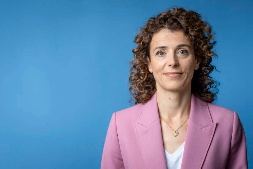 Een monteur installeert een slimme meter in een meterkast.