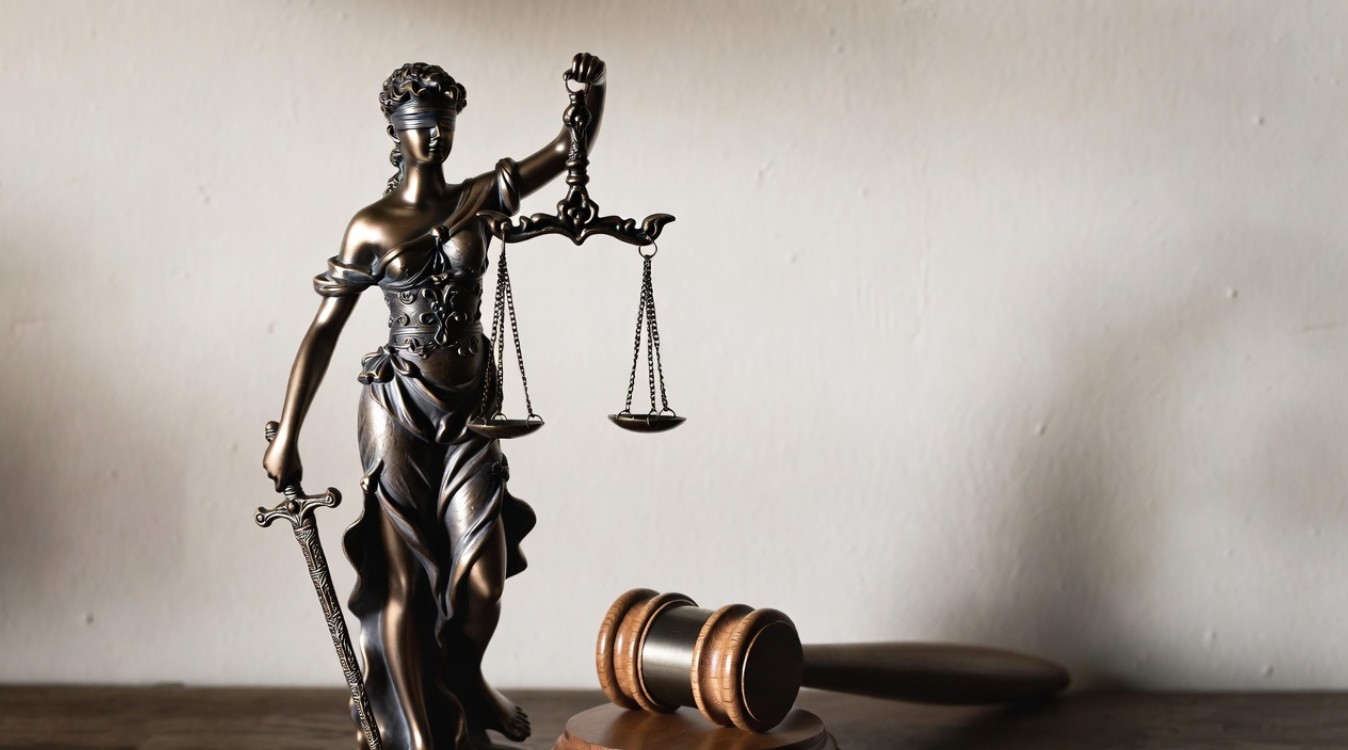 Illustratie van een weegschaal van justitie die oude en nieuwe strafwetten vergelijkt