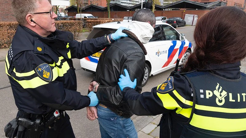 Politievoertuig bij een verkeerscontrole in de avond na een achtervolging van een automobilist.